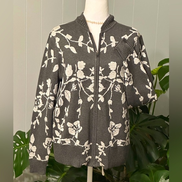 🛍️Leo & Ugo Gray with white floral zipper closure cardigan Size 3 (pit 20 inch) - Picture 9 of 9